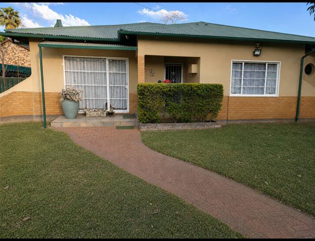 4 BEDROOM HOUSE FOR SALE IN OOS EINDE